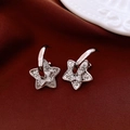 Detalle macro de pendientes de estrella en plata con circón sobre terciopelo rojo - Plata (Pin de plata)