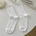 Chaussettes blanches minimalistes à côtes verticales pour femmes en tricot texturé - Taille unique / Blanc