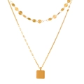 Dubbellaagse gouden ketting met vierkante hanger en ronde lovertjes op witte achtergrond - Goud