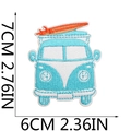 Detailansicht des Retro-Bus-Stickaufnähers mit Surfbrett und Größenmarkierungen - Blauer Wohnmobil