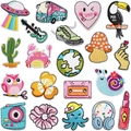 Flache Ansicht von 20 sortierten bunten Cartoon-Stickpatches mit Tieren und Pflanzen - Sortierte Cartoon-Dackel-Stile