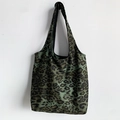 Dunkelgrüne Tragetasche aus Canvas mit Leopardenmuster und breitem Schultergurt - Dunkelgrün Leopard Westen-Tasche