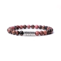 Détail de perles en pierre naturelle 6mm et breloque en argent gravée sur le bracelet - Rhodonite