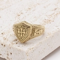 Anello scudo dorato vintage con croce e intaglio cavo su una superficie di pietra - US 7 / Oro