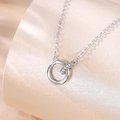 Collar Mobius de plata S925 con doble anillo y circonitas sobre un fondo rosa suave - DY712 Plata (Con Cadena)