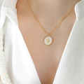 Collana a perline dorate con ciondolo circolare in madreperla e motivo a stella - Oro Stella A Cinque Punte