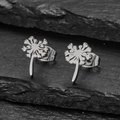 Minimalistische silberne Sonnenblumen-Ohrstecker aus Edelstahl auf schwarzem Naturstein - Löwenzahn Silber