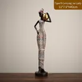 Moderne afrikanische Frauenfigur Modell B mit Goldkrug im Kleid mit geometrischem Muster - Modell B - Dame trägt Topf auf der Schulter