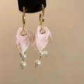 Details von Blumenohrringen mit rosa Harzblättern und Perlenanhängern auf Goldmetall - 53# Silbernadel - Rosa (Mikro-Inlay Version)
