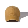 Détail d'une casquette de baseball en coton lavé kaki avec coutures renforcées sur visière - Jaune