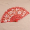 Détail d'éventail en dentelle rouge avec motifs de roses dorées et monture en plastique - Rouge