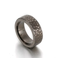 Anillo retro de acero de titanio para hombre con acabado de textura martillada gris - US 8 / Color gunmetal