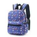 Blauer Kinderrucksack mit buntem Aufdruck von Cartoon-Autos, LKWs und Pylonen - Blaues Auto