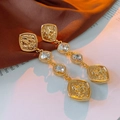 Détail de boucles d'oreilles pendantes vintage dorées avec métal gaufré et cristaux - Or (Tige de boucle d'oreille en argent sterling 925)
