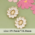 Ciondolo a fiore placcato oro 18k con pietre di zirconia, misura 19,5mm x 16,8mm - Stile Fiore in Zircone d'Oro (ME1803A)