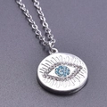 Dettaglio della collana con ciondolo malocchio in argento con strass blu e bianchi - Collana Argento