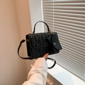 Sac à main matelassé noir chic avec porte-monnaie assorti et finitions dorées - Noir
