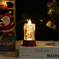 Details der roten Weihnachtslaterne mit Weihnachtsmann-Szene und LED-Glitzerkerzenlicht - Kerzenstil Weihnachtsmann