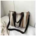 Détail du grand sac cabas en toile rayée avec bandoulière en tissu marron et texture - café