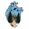 Kreative Emaille-Brosche in Herzform mit Wald- und Berglandschaftsdesign in Grün - XZ7433-Waldberg Thema