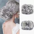 Détail du chignon synthétique gris argenté avec peignes doubles et texture bouclée - Gris Argent