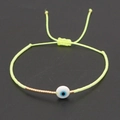 Dettaglio del bracciale Evil Eye verde neon intrecciato con chiusura a nodo scorrevole - Verde Fluorescente (MI-B200498I)