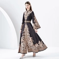 Maxikleid im Vintage Palaststil mit goldenem Blumendruck und Trompetenärmeln für Damen - S / Schwarz