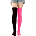 Gros plan de chaussettes hautes asymétriques noir et rose avec texture tricotée fine - Taille unique / Noir et Rose Vif / Yin Yang 18
