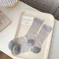 Transparente graue Mesh-Socken mit vertikalen Streifen und verstärktem Zehenbereich - Einheitsgröße / Hellgrau