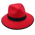Détail du chapeau fedora rouge à large bord avec ruban noir sur fond blanc - Rouge (Bord Noir + Nœud Noir)