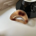 Pinza de pelo mediana de acetato con patrón de carey ámbar y resorte de metal dorado - Marrón
