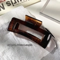 Detail der 10 cm großen bernsteinfarbenen Haarklammer mit hohlem rechteckigem Design - 2# Dunkler Kaffee