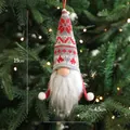 Gnomo sueco de punto gris y rojo colgado en un árbol de Navidad con luces cálidas - Estilo E (Gorro de Copos de Nieve Gris/Rojo / Bola de Pelo Blanca / 19x9cm)