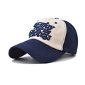 Détail de la casquette en coton marine et crème avec broderie Enjoy the Process - Réglable / Bleu marine