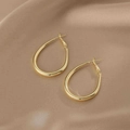 Detailansicht minimalistischer goldener ovaler U-förmiger Creolen auf Seidenstoff. - Minimalistisches Ovaler Stil(HE23106) / Durchmesser 3.3cm / Gold