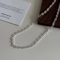 Collar minimalista de plata con eslabones ovalados de textura martillada sobre madera - Cadena ovalada martillada (Plata) / Plateado