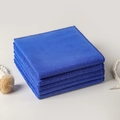 Panno in microfibra blu morbido ripiegato per la pulizia della cucina e delle superfici - Blu scuro