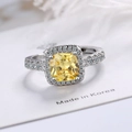 Elegante anillo con circón amarillo de corte cojín y halo de piedras brillantes - Abierto Ajustable / Circona Amarilla