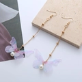 Détail de boucles d'oreilles à pompons avec ailes de papillon en organza et perles - Style Perle Organza Violet-Rose Doré