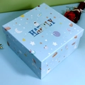 Scatola regalo quadrata azzurra con illustrazioni di astronauti e scritta HAPPLY - Blu Spaziale