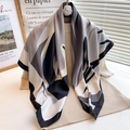 Elegante sciarpa in seta 90cm con stampa floreale su un maglione di maglia - Stile Foglia Astratta Grigio Nero (FN131-2)