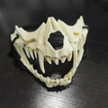 Demi-masque crâne blanc osseux vieilli avec de longs crocs et détails squelettiques - Masque de Dent de Tigre