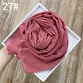 Détail de l'écharpe en mousseline rose avec paillettes argentées et texture plissée - Rose Vif