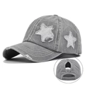 Dettaglio cappello grigio lavato per coda di cavallo con stelle di paillettes e bordi usurati - Taglia unica / Grigio