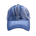 Detailweergave van donkerblauwe denim baseballpet met distressed wassing en witte stiksels - Lichtblauw