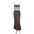 Détail de l'ensemble haut bandeau et jupe midi en dentelle noire ajustée sur mannequin - S / Noir