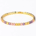 Vista macro de pulsera tenis dorada con circonitas de colores y cierre de seguridad - Estilo Con Cierre Plegable / Arcoíris Oro