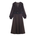 Dunkelbraunes Langarmkleid mit schwarzem Gürtel und Rüschendetails auf weißem Hintergrund - XS / Kaffeebraun