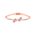 Bracciale a fiori in oro rosa con fasce incrociate e motivi floreali in zirconi lucidi - Stile Quattro Fiori (7319)