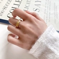 Breiter Goldring mit vertikalen Streifen und Zirkonia-Akzenten an der Hand - Breites Strukturiertes Design (Mit Zirkon) / Gold